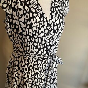 Black and White Print Tiered Cap Sleeve Wrap Dress SHORT SLEEVED